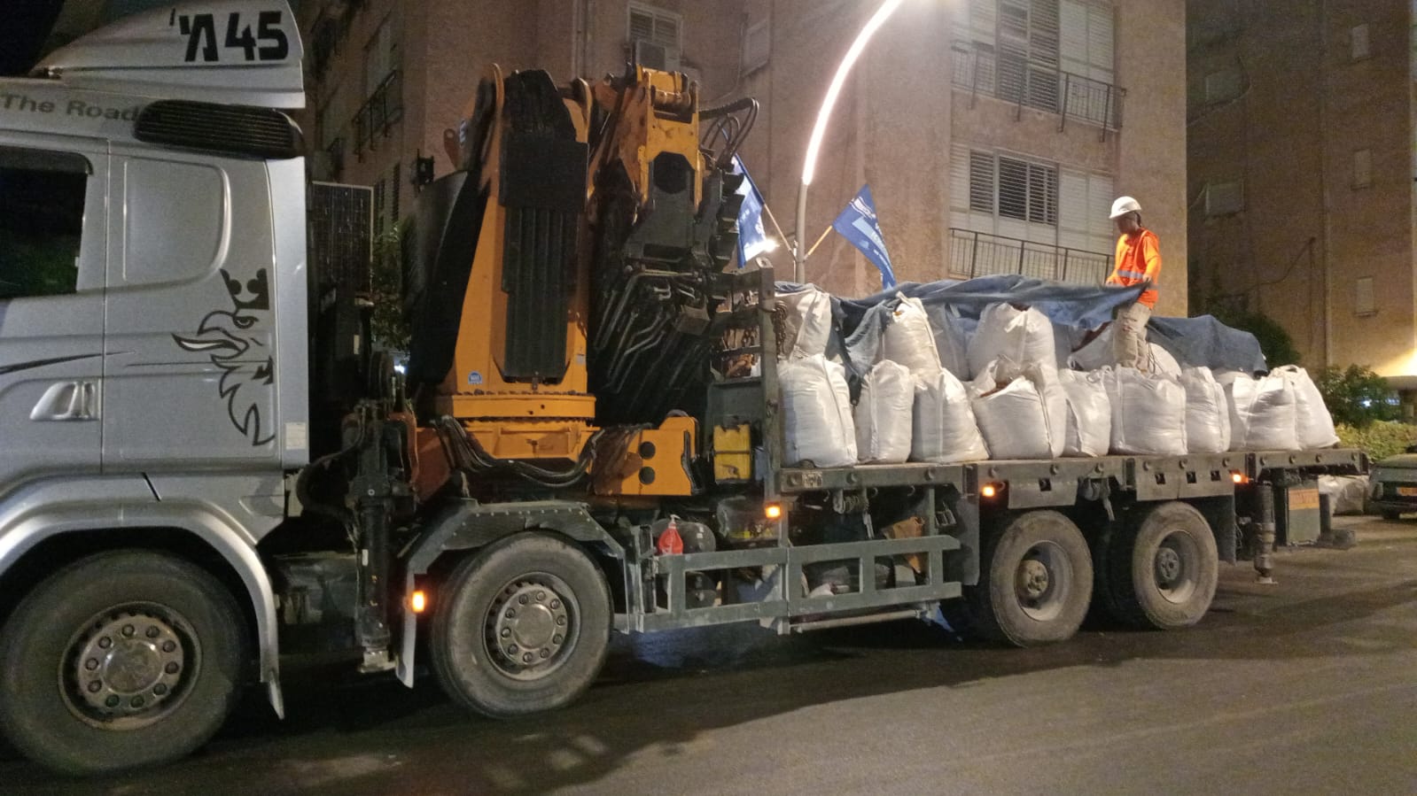 מנוף הרמה לציוד כבר בירושלים